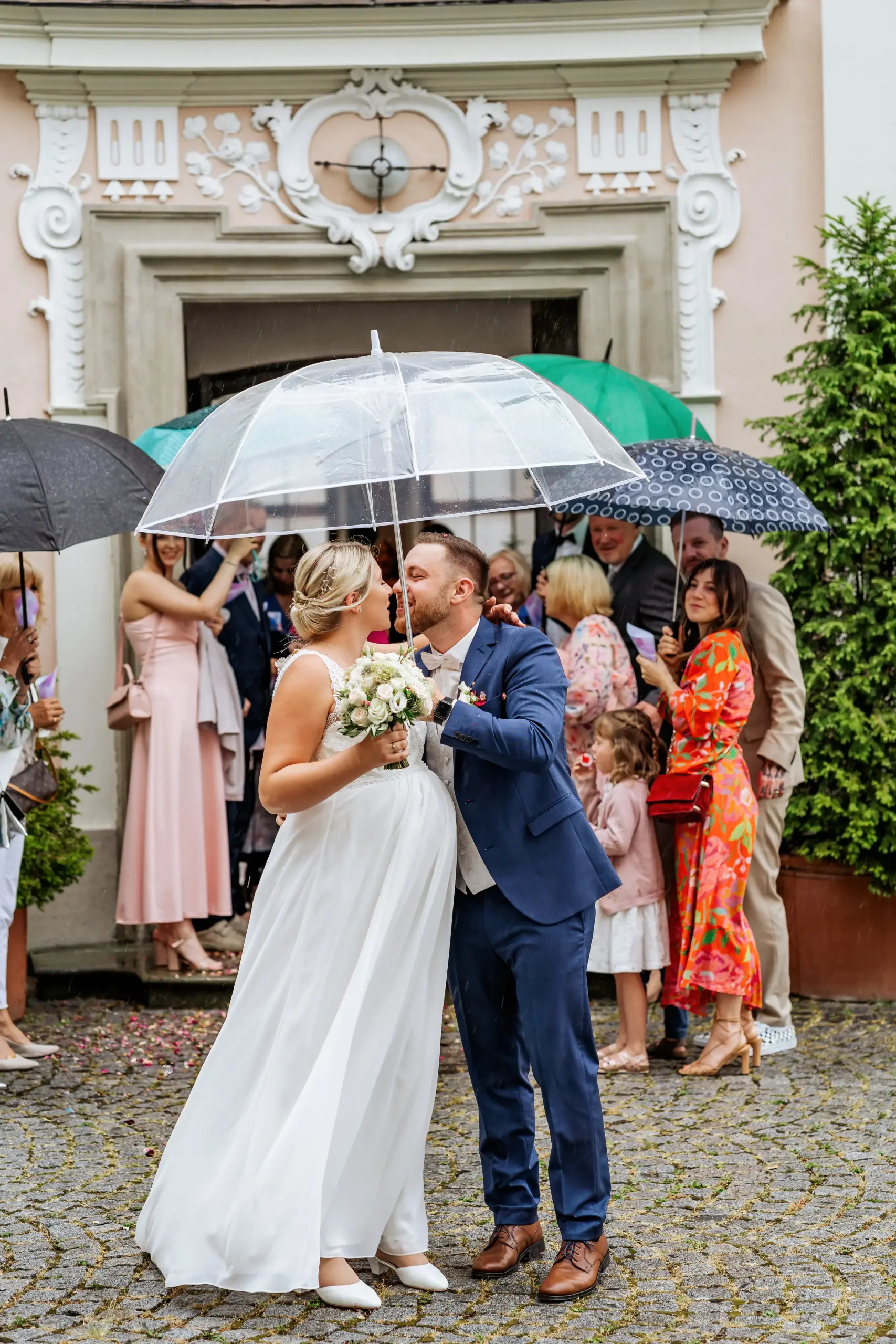 Lukas und Alina küssen sich beim Auszug aus dem Standesamt im Schloss Lamberg - Martin Schinnerl Fotografie